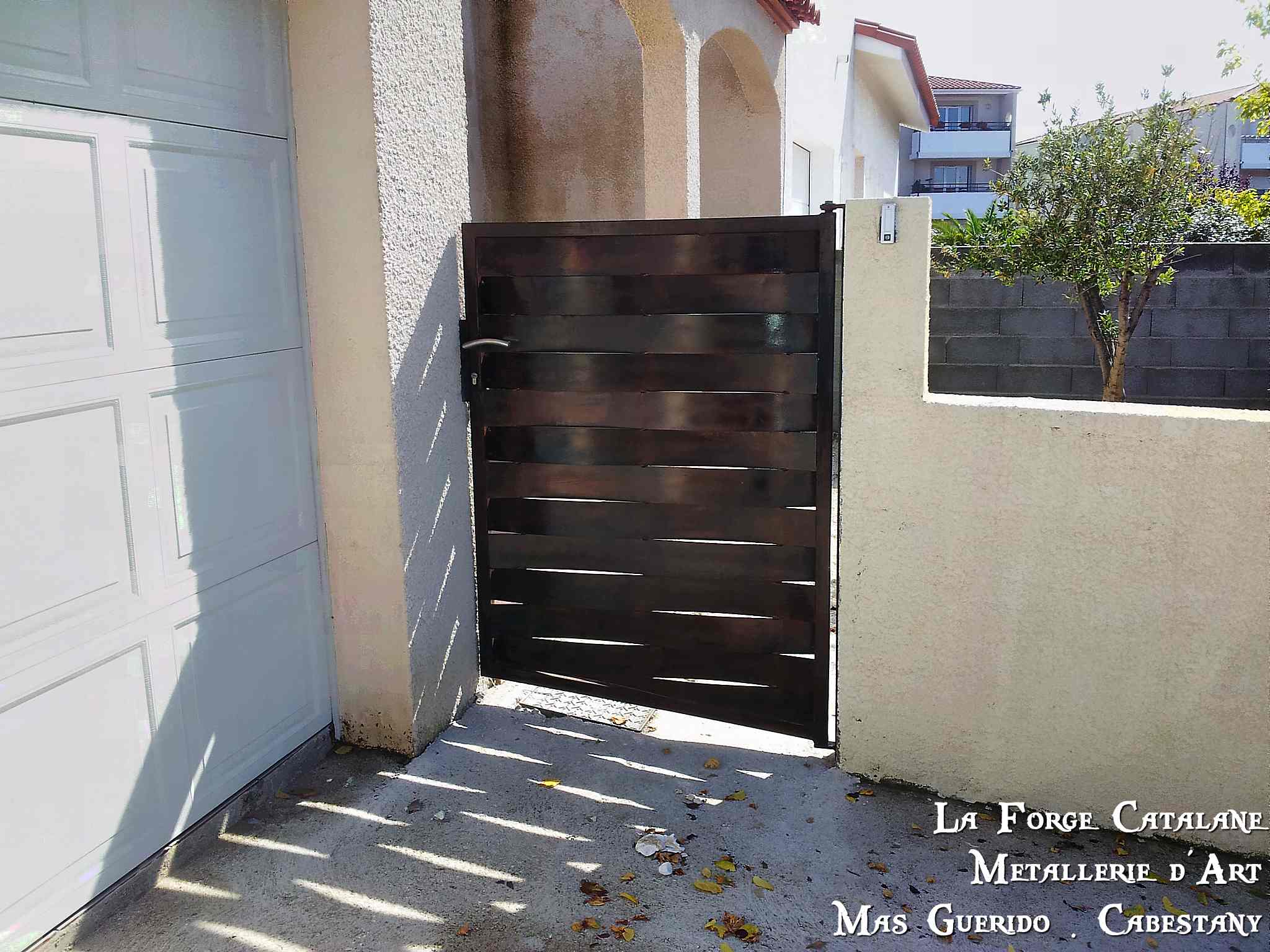 portillon tole effet lames tressees vannerie sans tubes rouille vernis forge catalane.jpg